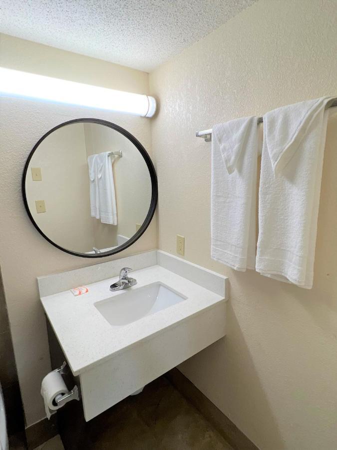 James River Inn & Suites Ньюпорт-Ньюс Экстерьер фото