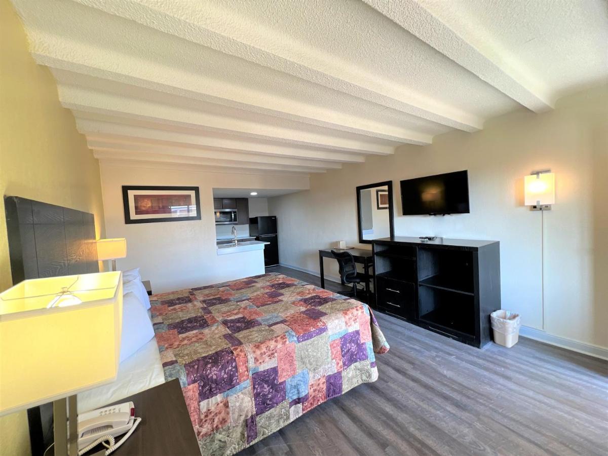 James River Inn & Suites Ньюпорт-Ньюс Экстерьер фото