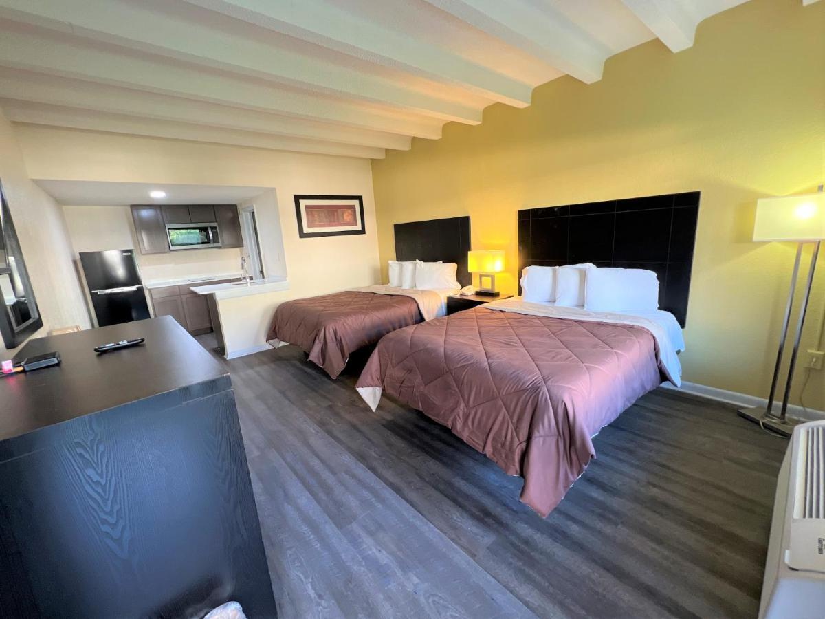James River Inn & Suites Ньюпорт-Ньюс Экстерьер фото